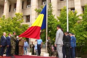 FOTO: Ziua Drapelului, marcată şi la Focşani, în Piaţa Unirii