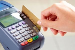 Magazinele de cartier cu cifră mică afaceri nu vor mai fi obligate să accepte plata cu cardul