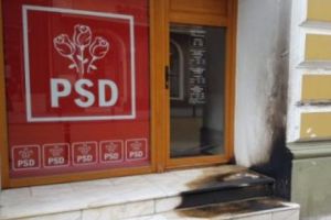 PSD lovit de huligani: Svastică nazistă desenată pe un sediu din Capitală