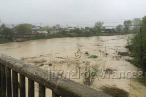 ULTIMĂ ORĂ: Cod galben de inundaţii pentru trei râuri din Vrancea