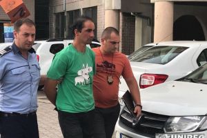 FOTO, VIDEO. Un bărbat de 35 de ani, acuzat că a sustras din Baia de Arieş un viţel, adus la sediul IPJ Alba, pentru audieri