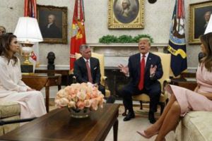 Melania Trump sau Regina Rania? Ce spun stiliştii. Foto în articol