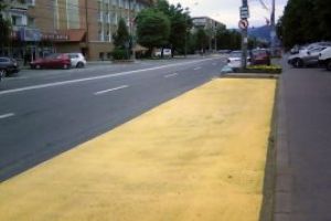 De prin oras: Statiile de autobuz, vopsite in galben