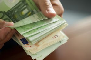 Prădată de 7.800 de euro