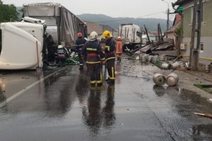 FOTO: Două tiruri s-au ciocnit la Chendu, unul dintre şoferi transportat la spital