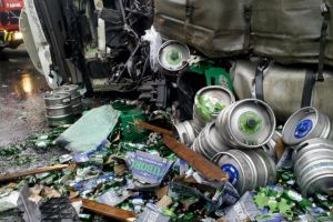 FOTO. Mureş: Trafic blocat pe DN 13, unde două TIR-uri s-au ciocnit, unul fiind încărcat cu bere. Un bărbat, rănit grav, dus la spital