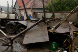 Mures: Doua tiruri s-au ciocnit frontal, in curba periculoasa. Șofer incarcerat. Drum blocat pe ambele sensuri