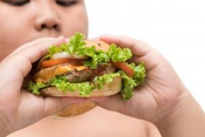 Alarmant! Unul din 15 copii e obez în România. Copiii graşi dezvoltă bolile bătrâneţii