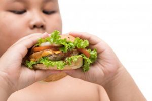 Obezitatea, tot mai frecventa in randul copiilor din Romania. Care sunt riscurile asociate obezitatii