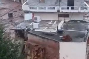Dezastru în GRECIA! Vreme EXTREMĂ. CASELE au fost luate pe sus de ape! Românii sunt sfatuiţi să evite zona