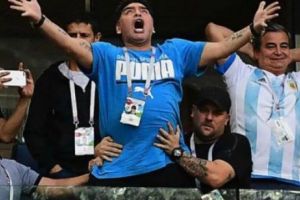 SPECTACOL! MARADONA DEZLANȚUIT! FOTO. S-a dezbrăcat, a înjurat şi era să cadă de la balcon