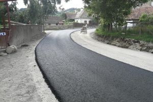 Se asfaltează pe drumul judeţean 136A, între localitatea Crişeni şi limita cu judeţul Mureş