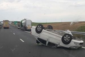Masina rasturnata in urma unui accident pe autostrada Timisoara – Lugoj