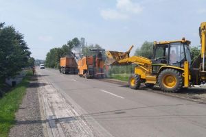 Covor asfaltic nou pe două porţiuni de drum naţional foarte proaste din Suceava