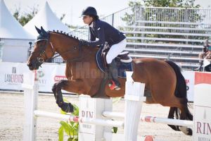 O suceveancă de 18 ani este cea mai tânără antrenoare de echitaţie, sărituri peste ...