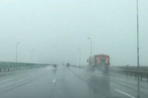 Accident rutier pe A3. O masina s-a rasturnat din cauza apei de pe carosabil