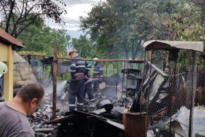 Incendiu in Bariera Bucuresti, pe strada Moreni. Un garaj s-a facut scrum
