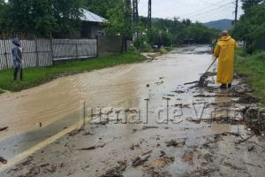 Trafic dificil pe DN2D! Aluviunile, aduse de apă pe şosea în mai multe puncte