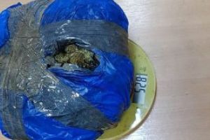 Baia Mare: Doi tineri prinsi in flagrant de politisti in timp ce incercau sa vanda pliculete cu substanta interzisa