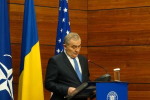 Consilierul presedintelui CCIR, Lazar Comanescu, decorat cu Legiunea de Onoare in grad de Ofiter