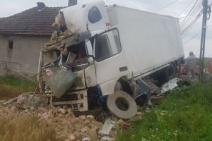 FOTO: S-au trezit cu tirul în casă