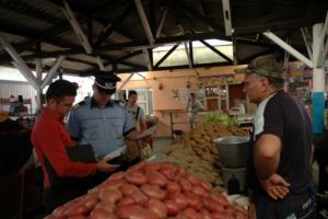 Comercianţii din Piaţa Aurora Vest, controlaţi de poliţiştii Secţiei 3 Ploieşti