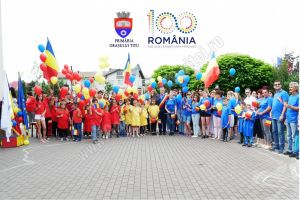TITU: Copiii au sărbătorit Ziua Drapelului cu poezii şi cântece patriotice (VIDEO)
