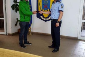 FOTO/ O nouă dovadă de spirit civic la Alba Iulia: Un bărbat a găsit, pe stradă, un portofel cu acte si bani şi l-a predat poliţiei. IPJ Alba îl declară „cetăţeanul zilei”