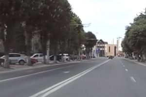 Primăria Braşov dezgroapă Timişul pe strada Castanilor şi desfiinţează parcările