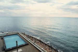 Albastrul infinit din curtea ta – piscina din fibră de sticlă!