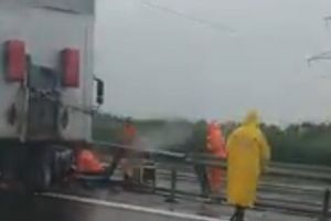 S-a înfipt cu tiru-n glisieră