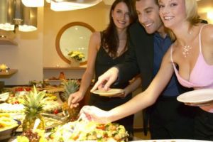 Ce SECRETE se ascund în MENIUL all-inclusive? Te SPERIE când auzi. Povestea VIRALĂ care promite dezvăluiri murdare