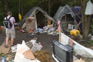 Atac la o tabara de romi: un mort si patru raniti