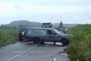 FOTO: ACCIDENT rutier între Cunţa şi Draşov. O maşină mortuară a intrat într-un cap de pod