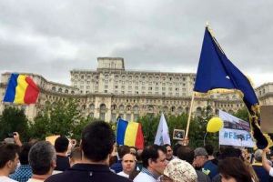 Moţiunea de cenzură a Opoziţiei, eşec cu fluierături. Dezbaterile, pline de jigniri şi insulte