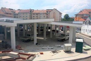 FOTO, VIDEO/ Piaţa Centru din Alba Iulia, aproape de finalizare. Lucrările, pe ultima sută de metri: Primăria achiziţionează mobilier în valoare de 300.000 de lei