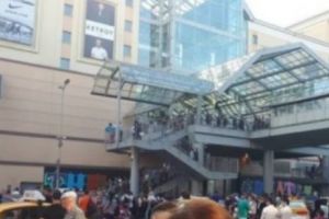 INCENDIU DE PROPORȚII la un centru comercial! MII DE OAMENI au fost EVACUAȚI DE URGENȚĂ