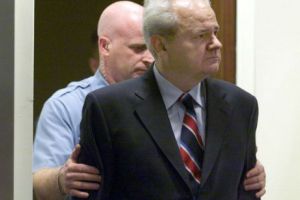 POVESTEA unei fotografii. Slobodan Miloşevici, „Călăul” nevinovat: Un exemplu tipic de manipulare ideologică