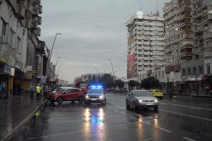 Pompierii au „bărbierit” din nou faţada blocului din centrul oraşului