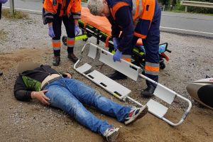 FOTOGALERIE. Accident grav! Un motociclist s-a izbit violent de o maşină, în municipiul Satu Mare