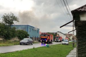 Incendiu la o fabrică din Hărman. Focul s-a întins pe o suprafaţă de 800 de metri pătraţi (Foto)