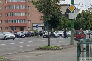 Fetiţă accidentată de o şoferiţă care nu a oprit la STOP