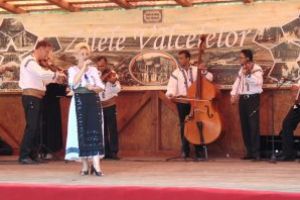 Program artistic, activităţi sportive şi spectacol aviatic, în cadrul Nedeii Sânpetrului, de la Vâlcele