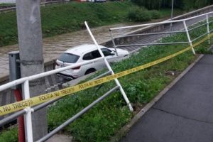 Maşină căzută sub pod la Sibiu. O şoferiţă la volan. Nu e singura