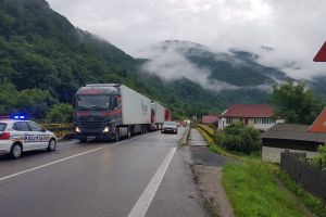 FOTO – Accident cu trei TIR-uri pe Valea Oltului