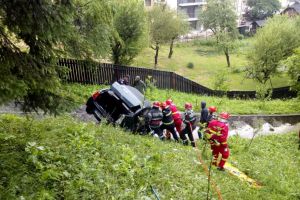 Imagini de la eveniment: Tragic. Accident rutier la Sinaia. Autocar cu turisti si autoturism, implicate. Șoferul autoturismului, decedat.