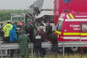 Judetul Braila: Imagini de la eveniment. Tir lovit frontal cu microbuz. Cinci raniti si un decedat