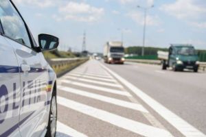 ACCIDENT rutier între un autocar şi un autoturism, în sensul giratoriu de la Sântimbru. Traficul este blocat