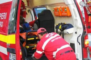 La Mihăeşti, o Skoda a ajuns de pe şosea în pârâu. Patru persoane rănite