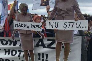 Moţiunea de cenzură a Opoziţiei, eşec cu fluierături. Dezbaterile, pline de jigniri şi insulte